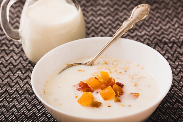 milk bowl with fruits toppings tablecloth - Жидкая молочная овсяная каша