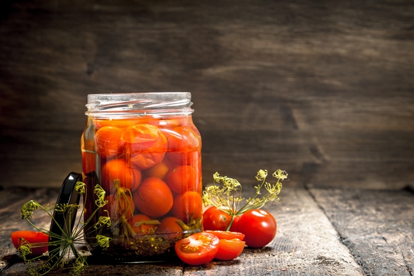 Маринованные помидоры pickled tomatoes with herbs spices jar - Маринованные помидоры