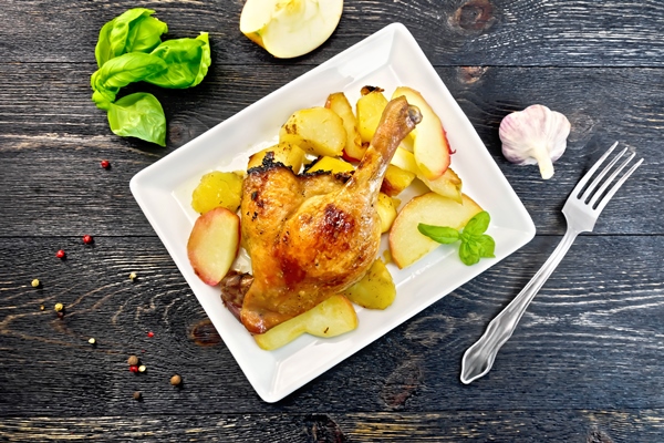 duck leg with apple potatoes board top - Утка в яблочном соке
