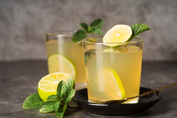 Лучшие летние рецепты: что приготовить в жару glasses with lemonade table - Лучшие летние рецепты: что приготовить в жару
