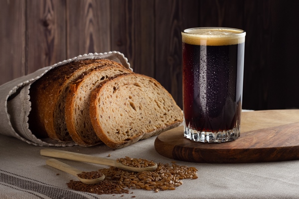 Лучшие летние рецепты: что приготовить в жару kvass with rye wholegrain bread on wooden 1 - Лучшие летние рецепты: что приготовить в жару