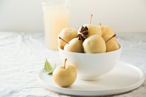 Заготовки на зиму: лучшие домашние рецепты pickled apples in bowl and apple sidr on white stone table - Заготовки на зиму: лучшие домашние рецепты