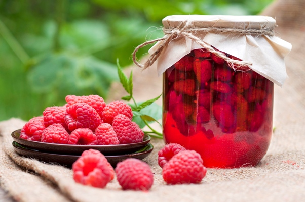 Компот из малины на зиму raspberry preserve glass jar fresh raspberries plate - Компот из малины на зиму