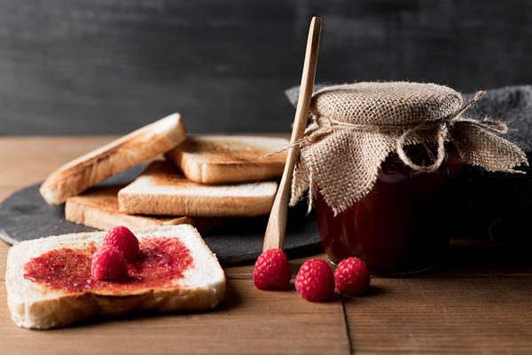 toast with raspberry jam jar - Малиновый джем на агар-агаре