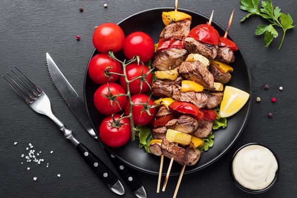 Лучшие летние рецепты: что приготовить в жару top view plate with delicious kebab tomatoes - Лучшие летние рецепты: что приготовить в жару