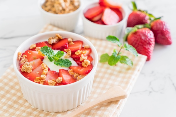 Лучшие летние рецепты: что приготовить в жару yogurt with strawberry and granola - Лучшие летние рецепты: что приготовить в жару