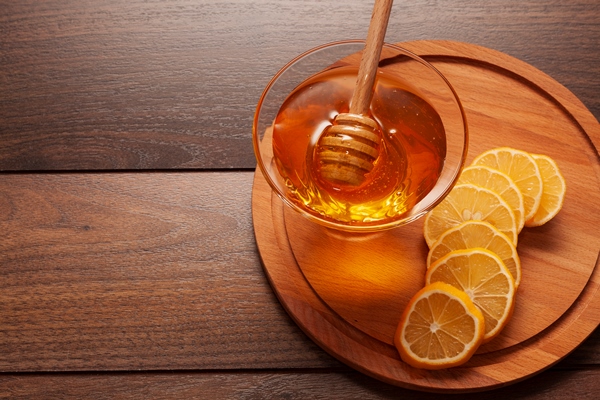 close up delicious honey with lemon slices - Медовый кисель