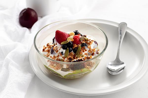 high angle yogurt with cereals fruits - Десерт из зелёной гречки с яблоком и мёдом