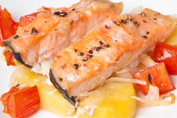pieces salmon with potatoes tomatoes onions baked oven 1 - Рыбное филе с яблоками