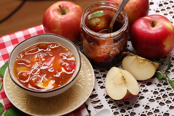 Варенье из поздних яблок apple jam fresh red apples wooden table closeup - Варенье из поздних яблок
