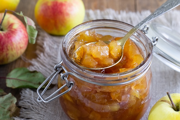 apple jam jar wooden table - Варенье из неспелых яблок