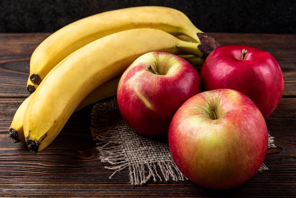 banana red apple table 1 - Яблочное пюре с бананами и сгущёнкой