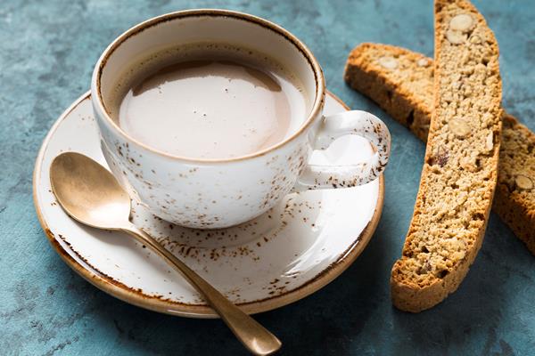 high angle cup coffee blue background - Молочный чай по-шотландски
