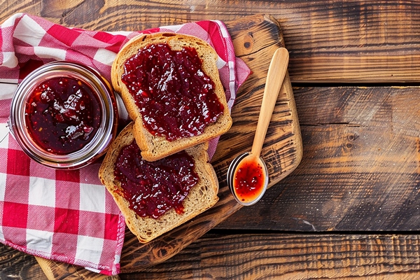 Варенье из брусники loaf bread with jam jam wooden table - Варенье из брусники