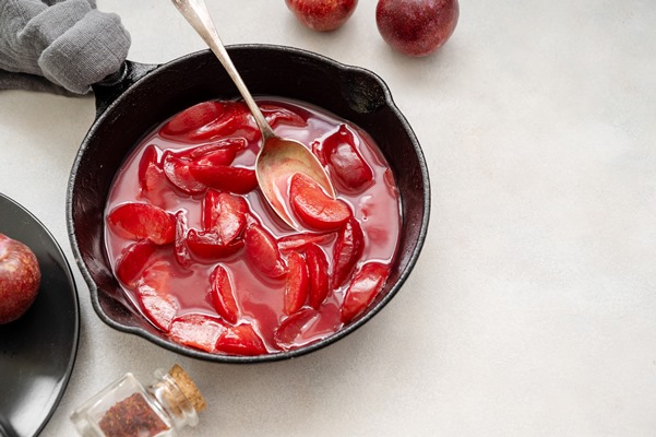 red plums confiture jam cooking fresh fruit sauce black pan copy space - Сливы в собственном соку без сахара