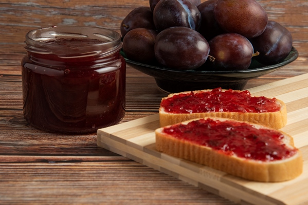 toastes with plum confiture glass jar - Сливовое повидло