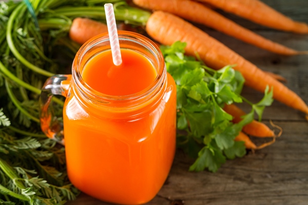 Морковный сок с огурцами и сельдереем carrot smoothie with parsley - Морковный сок с огурцами и сельдереем