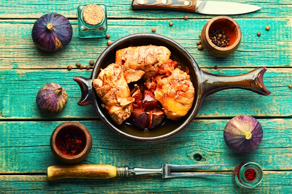 chicken rolls with figs wine sauce flat lay - Кокотница