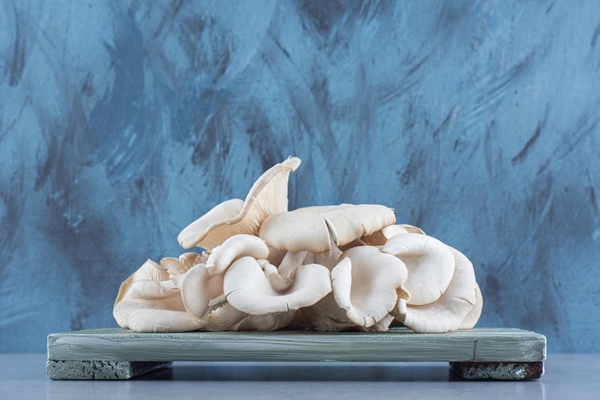 close up oyster mushroom photo wooden board - Вёшенки солёные (горячий посол)