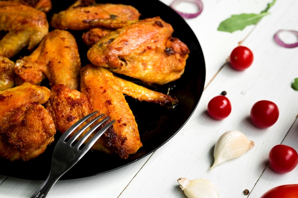 cooked chicken wings with herbs - Пивной маринад для куриного мяса