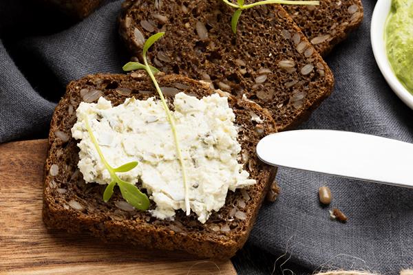 high angle sandwich with knife 1 - Чесночные бутерброды