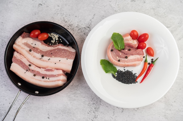 pork belly pan with pepper seeds tomatoes spices - Сало домашнее с чесноком