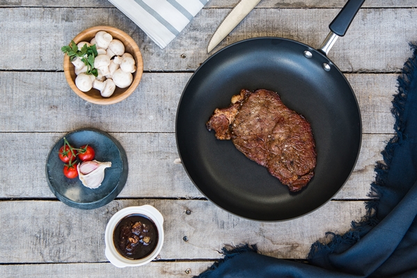 Как избежать разбрызгивания жира при жарении shot grilled steak pen some mushrooms - Как избежать разбрызгивания жира при жарении