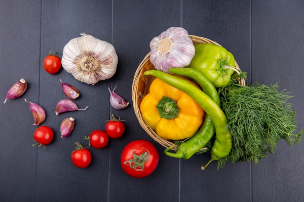top view vegetables as pepper garlic dill basket tomatoes garlic cloves black surface - Как вернуть овощам свежесть