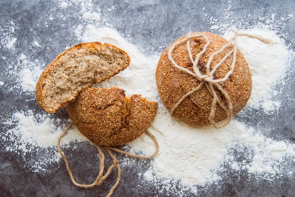 Старинные способы сохранения хлеба whole wheat buns table top view - Старинные способы сохранения хлеба