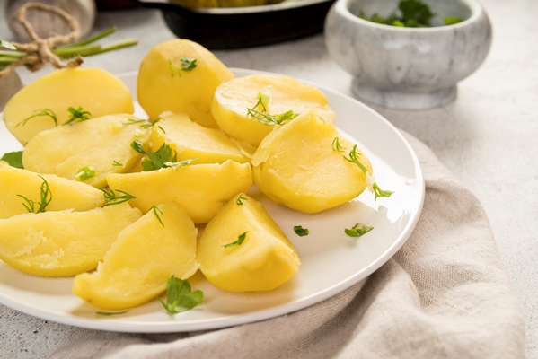 boiled chopped potatoes white plate - Сухоядение