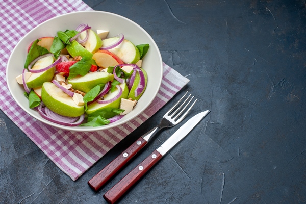 Яблочный салат со шпинатом, луком и орехами bottom view apple salad bowl purple white checkered tablecloth knife fork dark table free place - Яблочный салат со шпинатом, луком и орехами