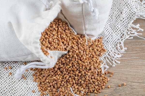 Как хранить крупы bunch raw buckwheat out white sack with spoon - Как хранить крупы