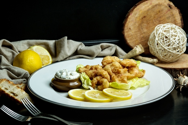 Минтай в пивном кляре calamari rings served with lemon mayonnaise - Минтай в пивном кляре