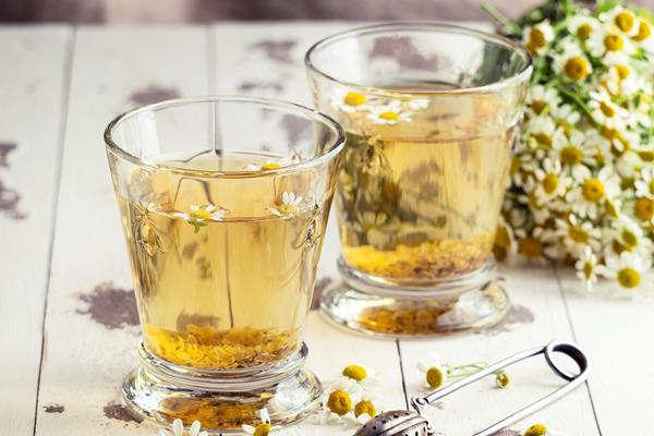 chamomile tea cups arrangement - Ромашковый чай при ОРВИ