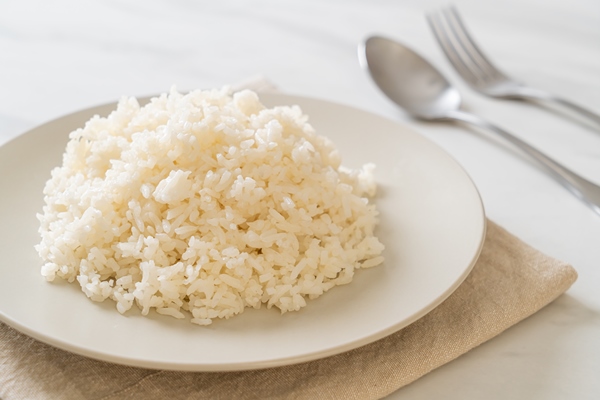 Рассыпчатая рисовая каша на воде cooked thai jasmine white rice plate - Рассыпчатая рисовая каша на воде
