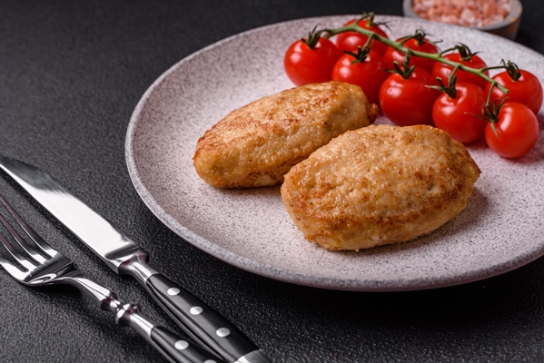 Воздушные куриные котлеты delicious fresh fried minced cutlets with spices herbs - Воздушные куриные котлеты
