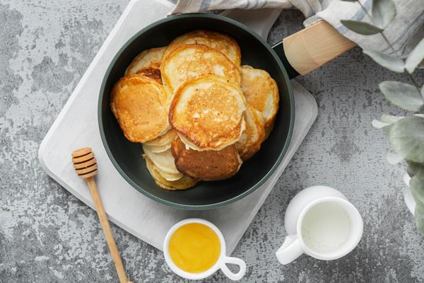 flat lay delicious pancakes honey - Сметанные оладьи