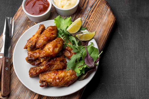Крылышки куриные жареные high angle fried chicken with sauce salad plate - Крылышки куриные жареные
