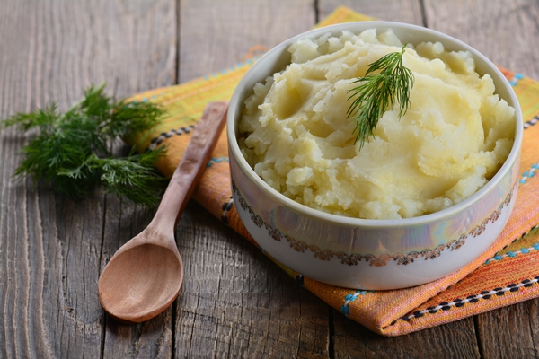 mashed potatoes boiled puree ceramic pot wooden background - Картофельное пюре по способу Робюшона