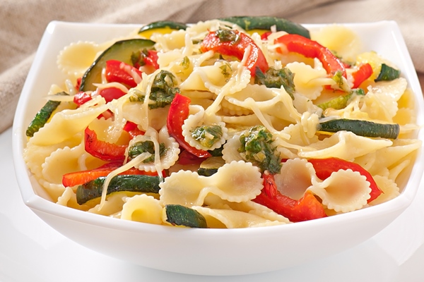 pasta with zucchini sweet peppers with basil garlic dressing - Гарнир по-итальянски к мясу