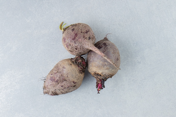 pile ripe radishes marble - Как запечь свёклу за считанные минуты