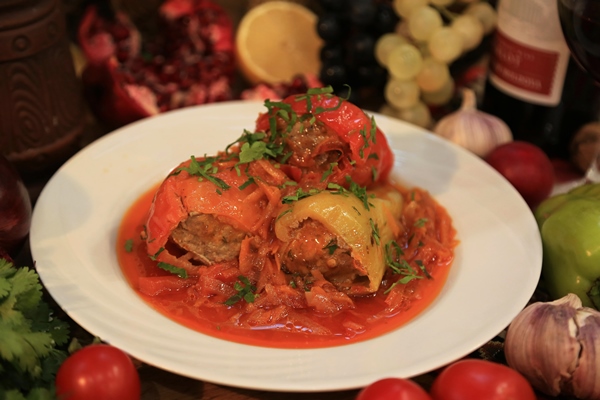 Постные фаршированные перцы с баклажанами plate stuffed cabbages with red sauce it - Постные фаршированные перцы с баклажанами
