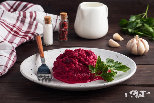 Свёкла острая salad grated beetroot pine nuts parsley with cream sauce plate - Свёкла острая