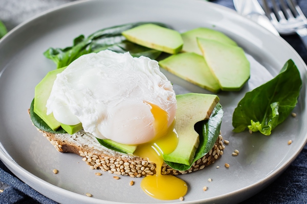 sandwich with avocado spinach poached egg whole wheat bread plate stone back 1 - "Ленивые" яйца пашот