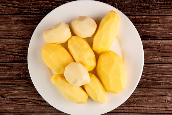 top view peeled potatoes wooden background - Если вы пересолили суп