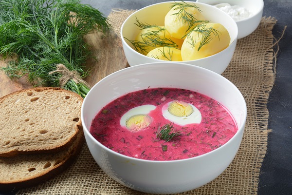 traditional belorussian russian ukrainian beetroot cold creamy soup - Борщ по-польски с яйцом