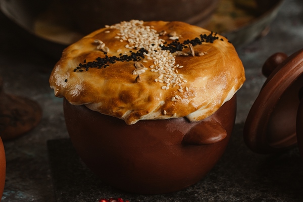 Суточные щи в горшочке two pottery bowles with pie rice inside - Суточные щи в горшочке