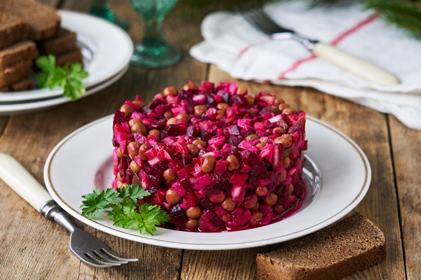 vegetable salad vinaigrette with beetroot potatoes pickles green peas plate - Винегрет по-французски