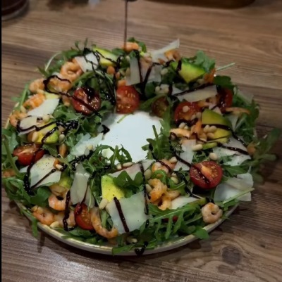 Салат «Венок» с креветками, рукколой и авокадо