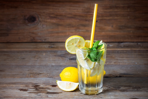 a glass of homemade mint lemonade - Домашние безакогольные газированные и игристые напитки